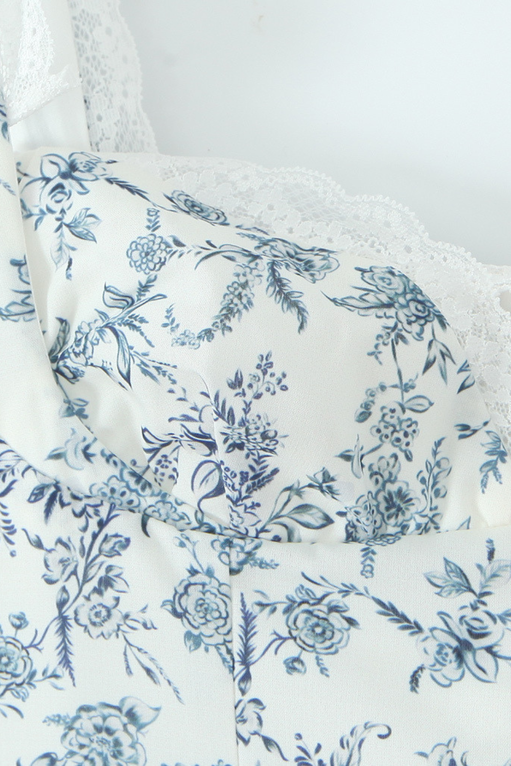 Mini Çiçek Desenli Güpür Detaylı Elbise