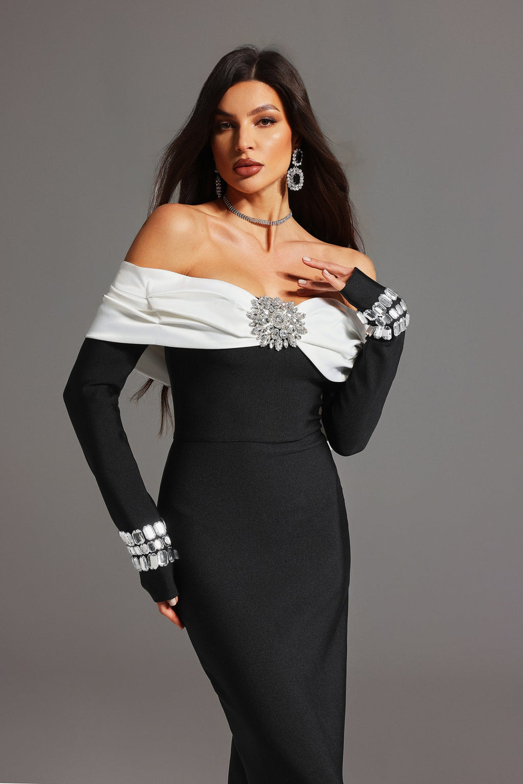 Omzu Açık Uzun Kollu Taş Detaylı Maksi Elbise