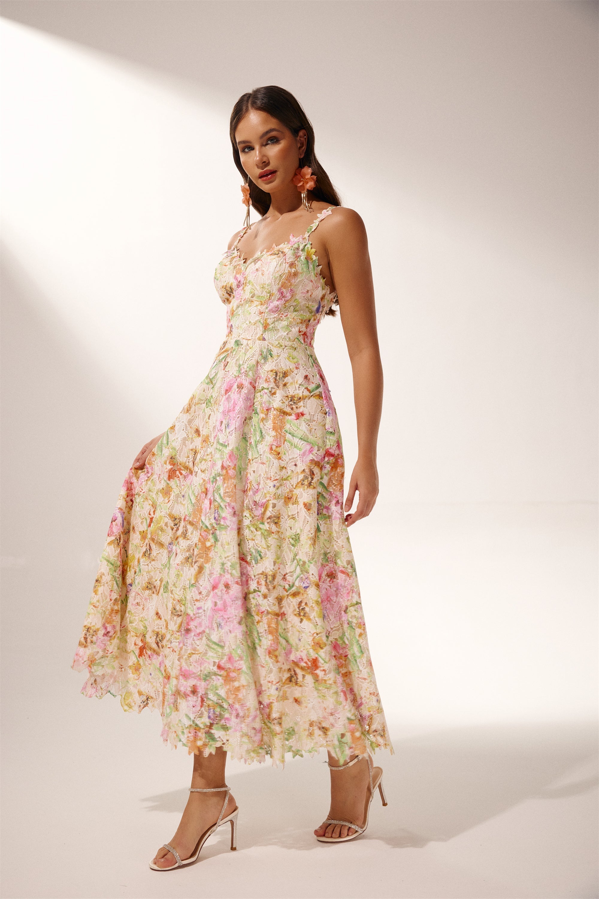 Mor Çiçek İşlemeli Dantel Midi Elbise