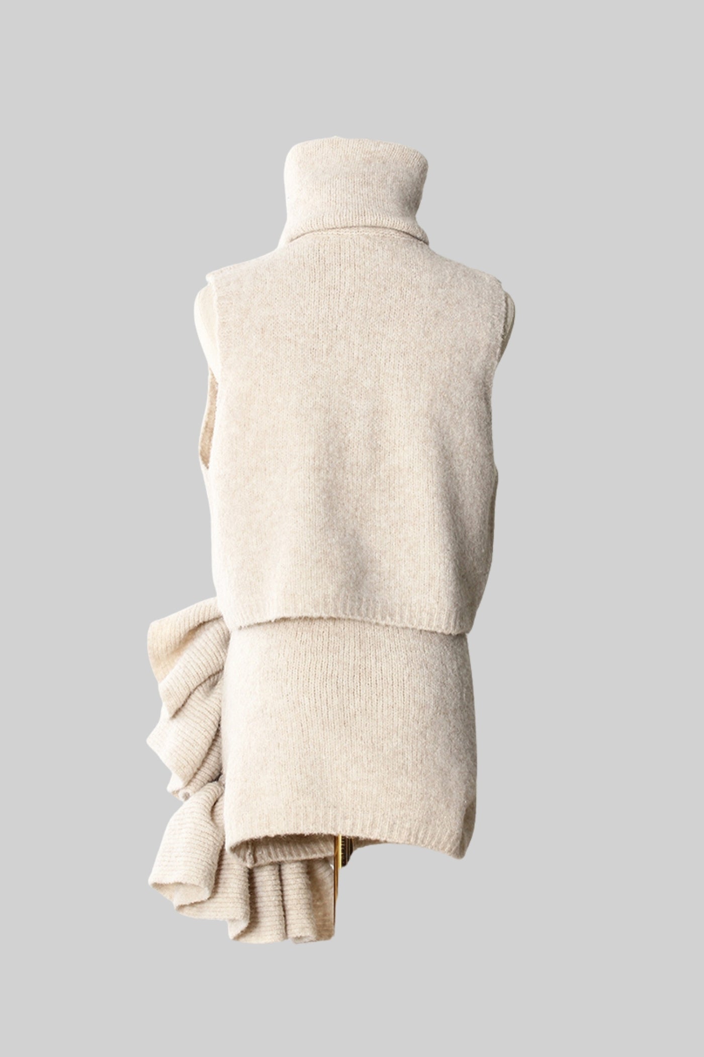 Heykelsi Volan Detaylarına Sahip Örme Üç Parçalı Takım - Bej