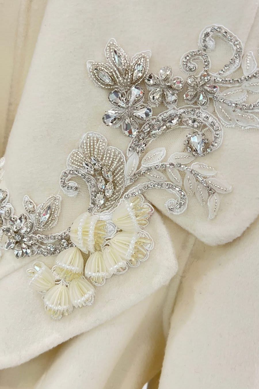 Tilki Kürk Manşetleri Ve 3D Çiçek Detaylarıyla Kaşmir Palto - Fildişi