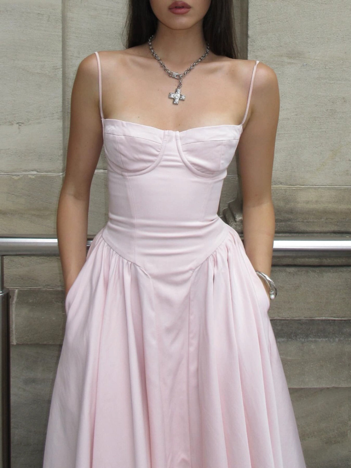 Askılı Kabartma Detaylı Midi Elbise – Pudra