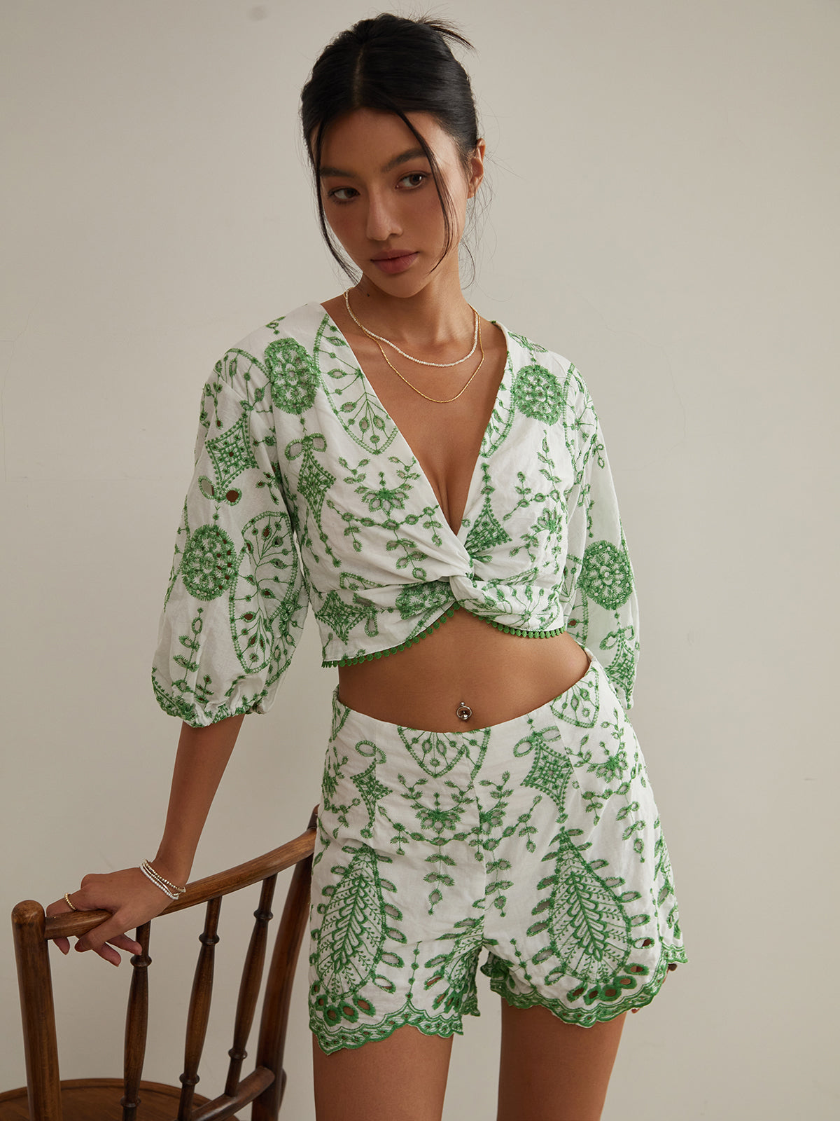 Nakış İşlemeli V Yaka Kısa Takım – Beyaz & Yeşil