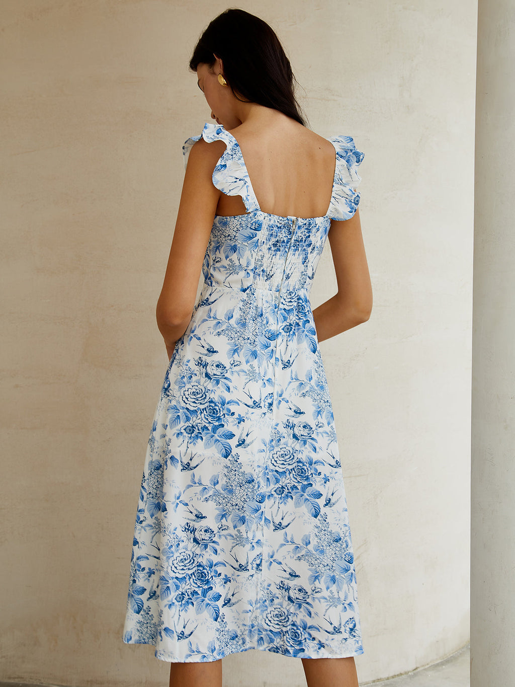 Askılı Fırfırlı Yırtmaçlı Çiçek Desenli Midi Elbise – Beyaz Mavi