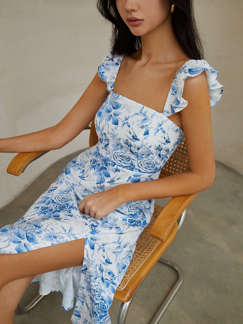 Askılı Fırfırlı Yırtmaçlı Çiçek Desenli Midi Elbise – Beyaz Mavi