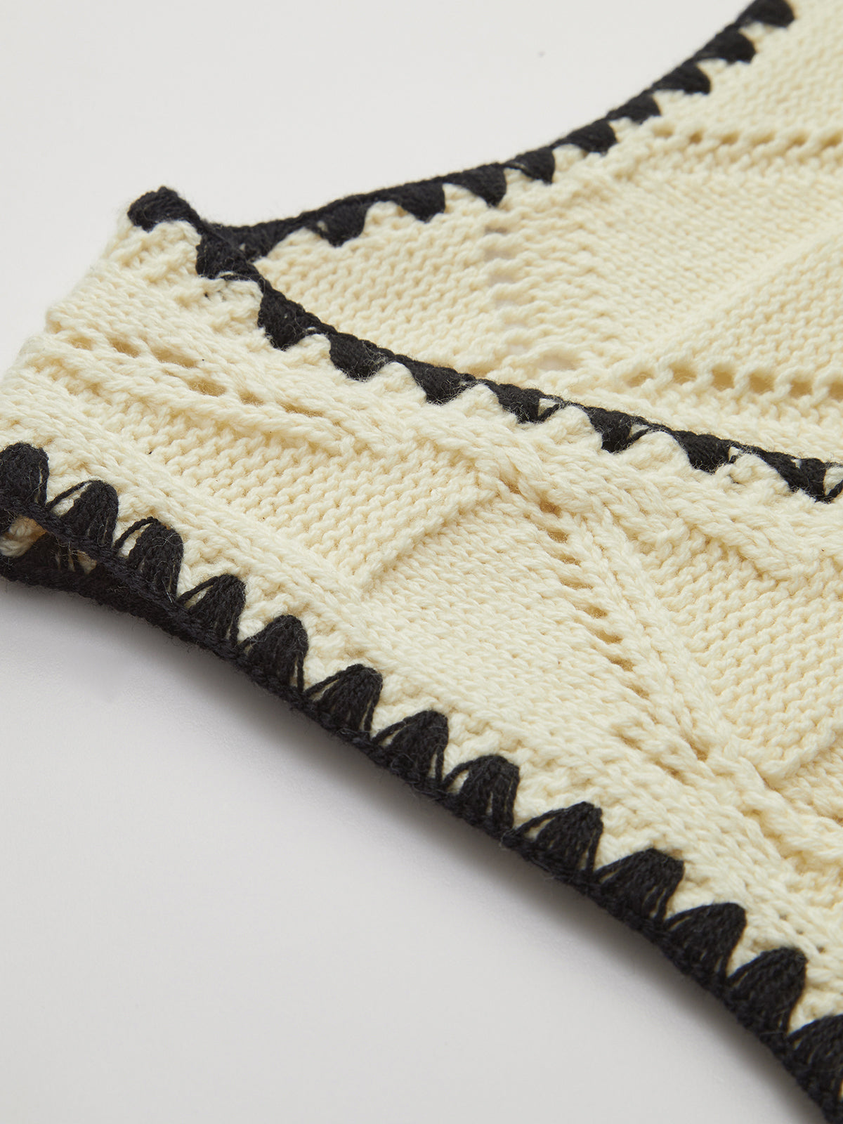 Düğümlü Kontrast Kenarlı Kazak Yelek