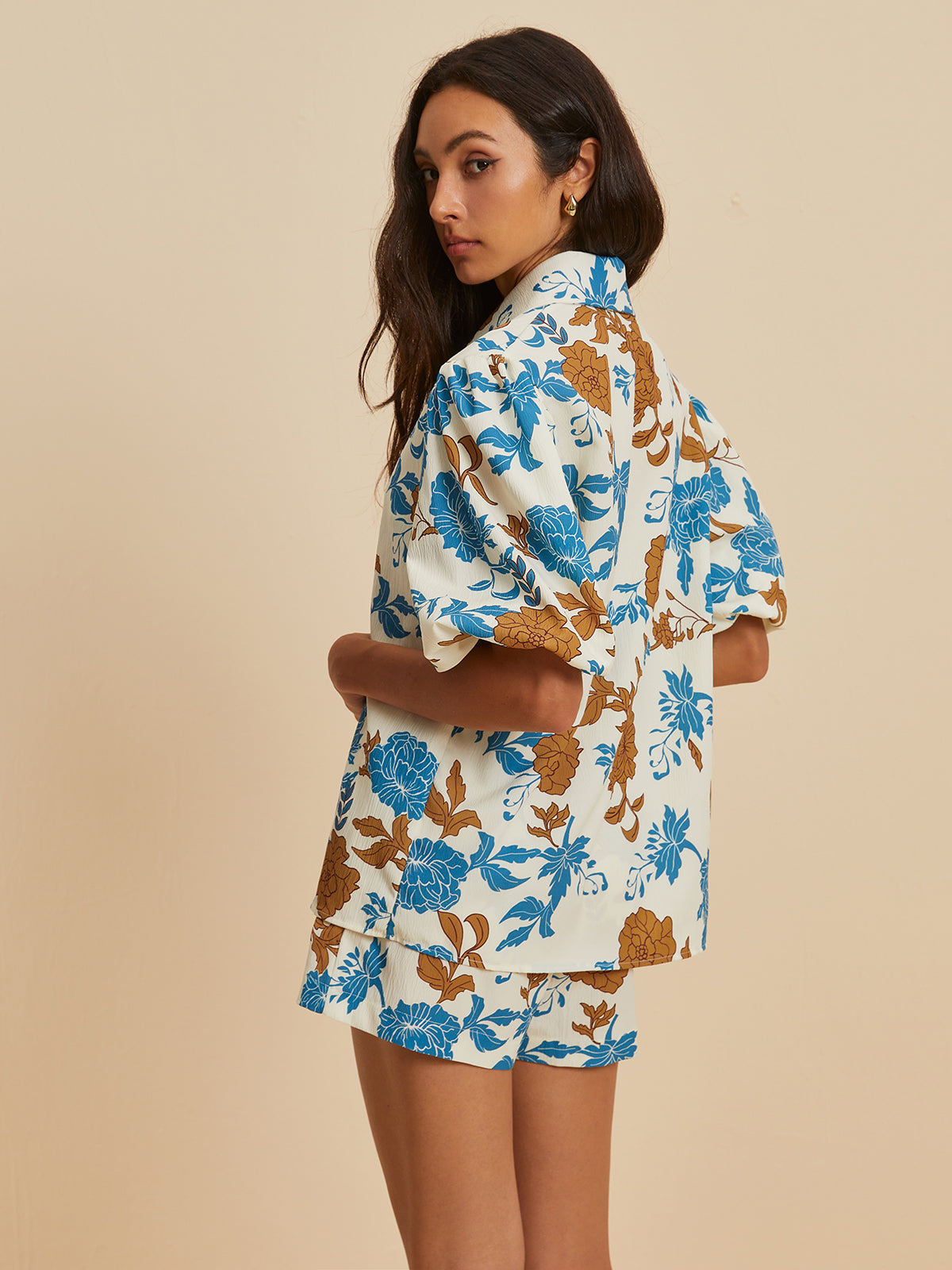 Çiçek Desenli Yumuşak Dokulu Şortlu Oversize Gömlek – Ekru