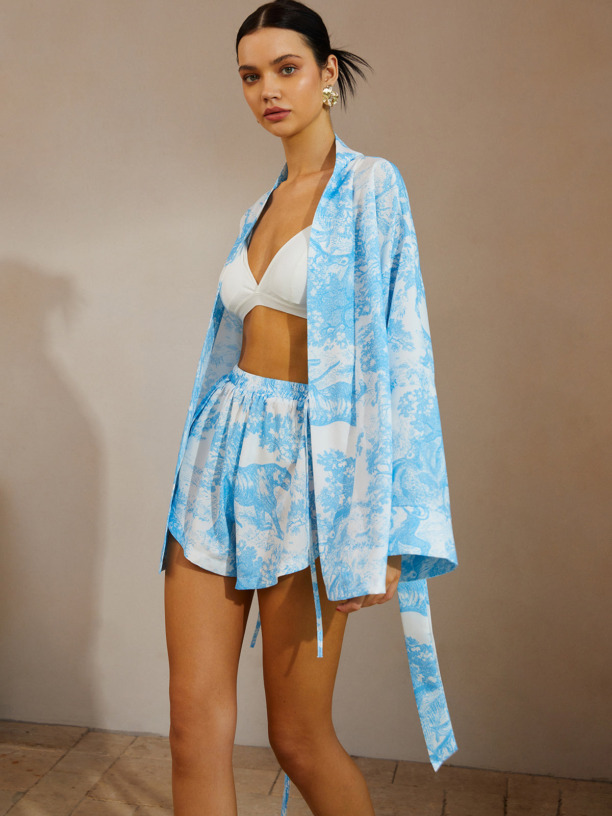 Bol Kesim Desenli Bağlamalı Şortlu Takım – Mavi Beyaz