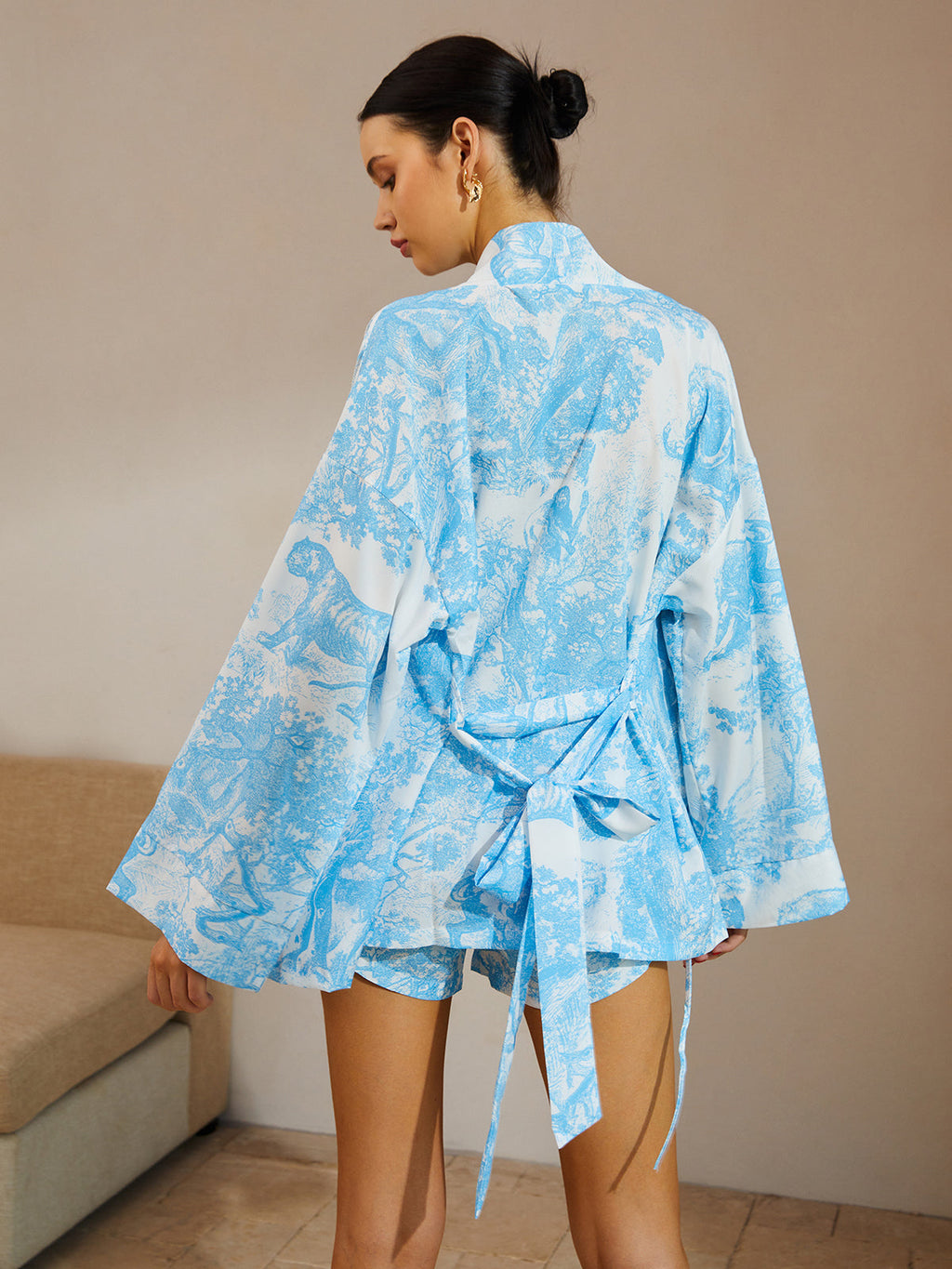 Bol Kesim Desenli Bağlamalı Şortlu Takım – Mavi Beyaz