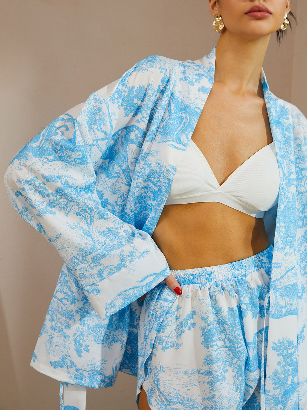 Bol Kesim Desenli Bağlamalı Şortlu Takım – Mavi Beyaz