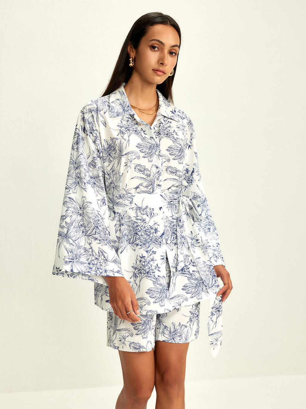 Çiçek Desenli Kuşaklı Regular Fit Şort Tulum – Beyaz