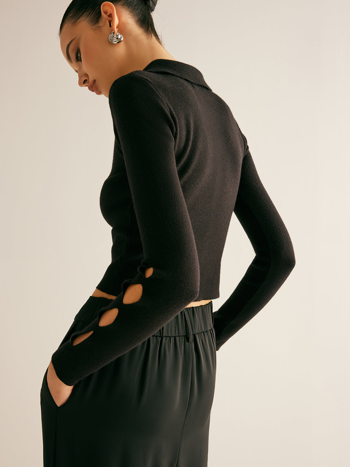 Metal Dekorlu Kesik Yaka Kısa Kazak