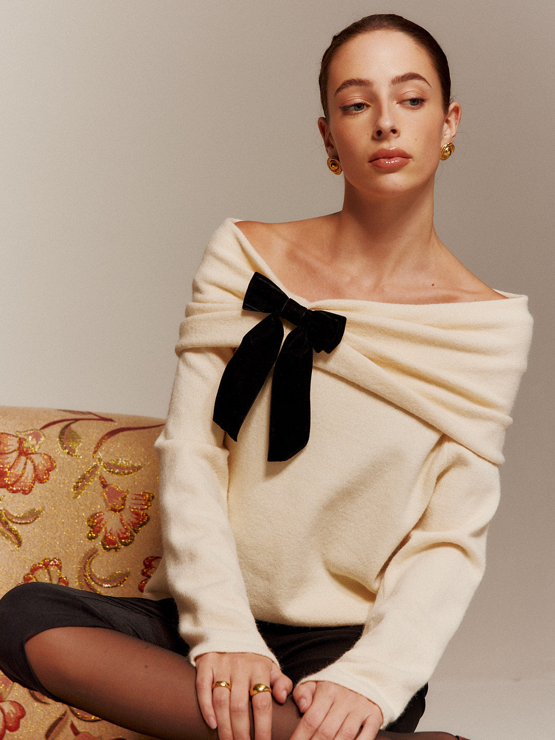 Kadife-Fiyonklu Omuz Açık Buruşuk Kazak