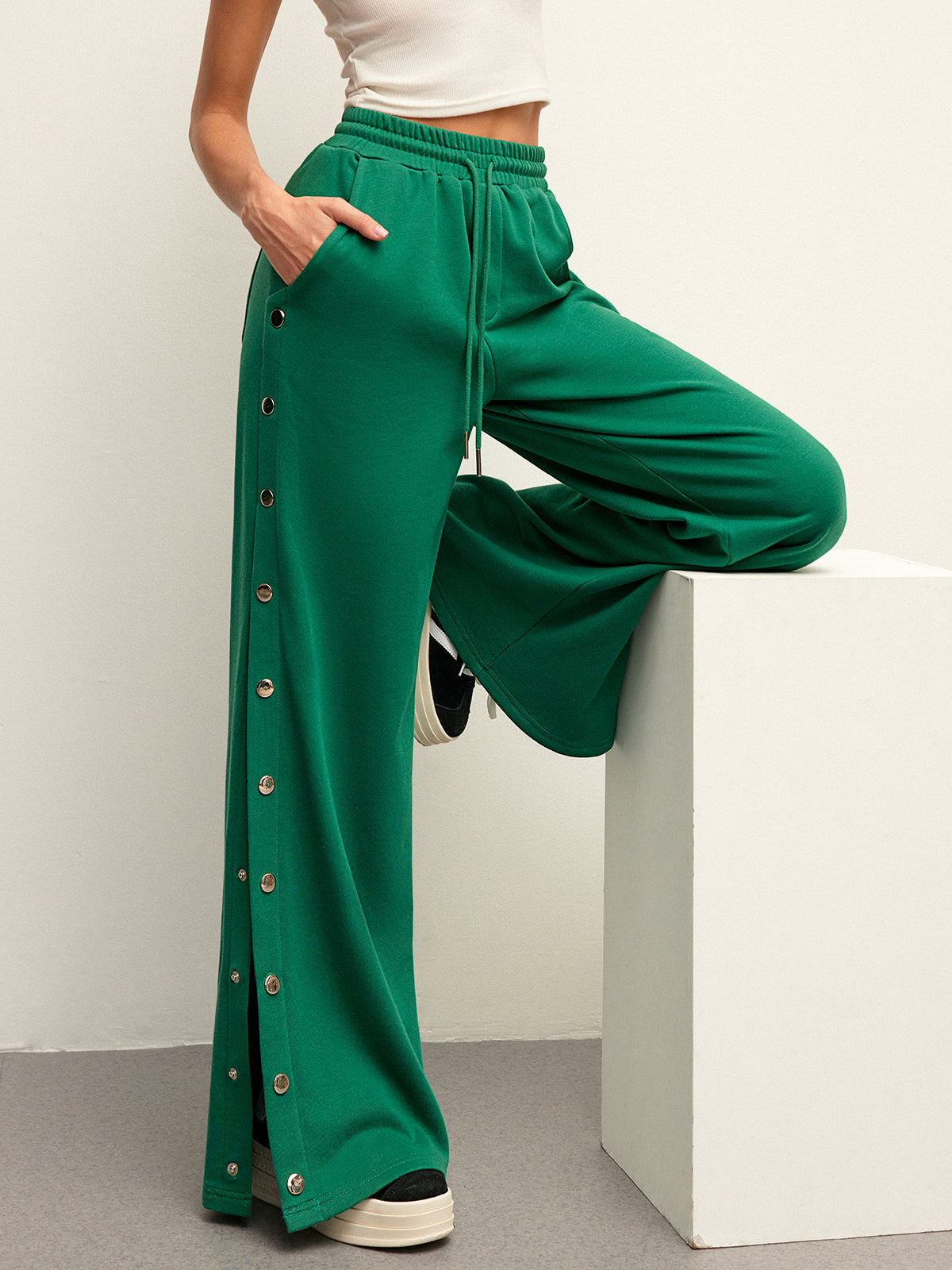 Düğmeli Yan Detaylı Orta Bel Bağcıklı Eşofman Altı