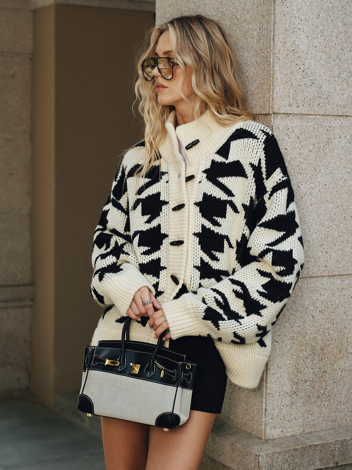 Boynuz Düğmeli  Örgü Hırka