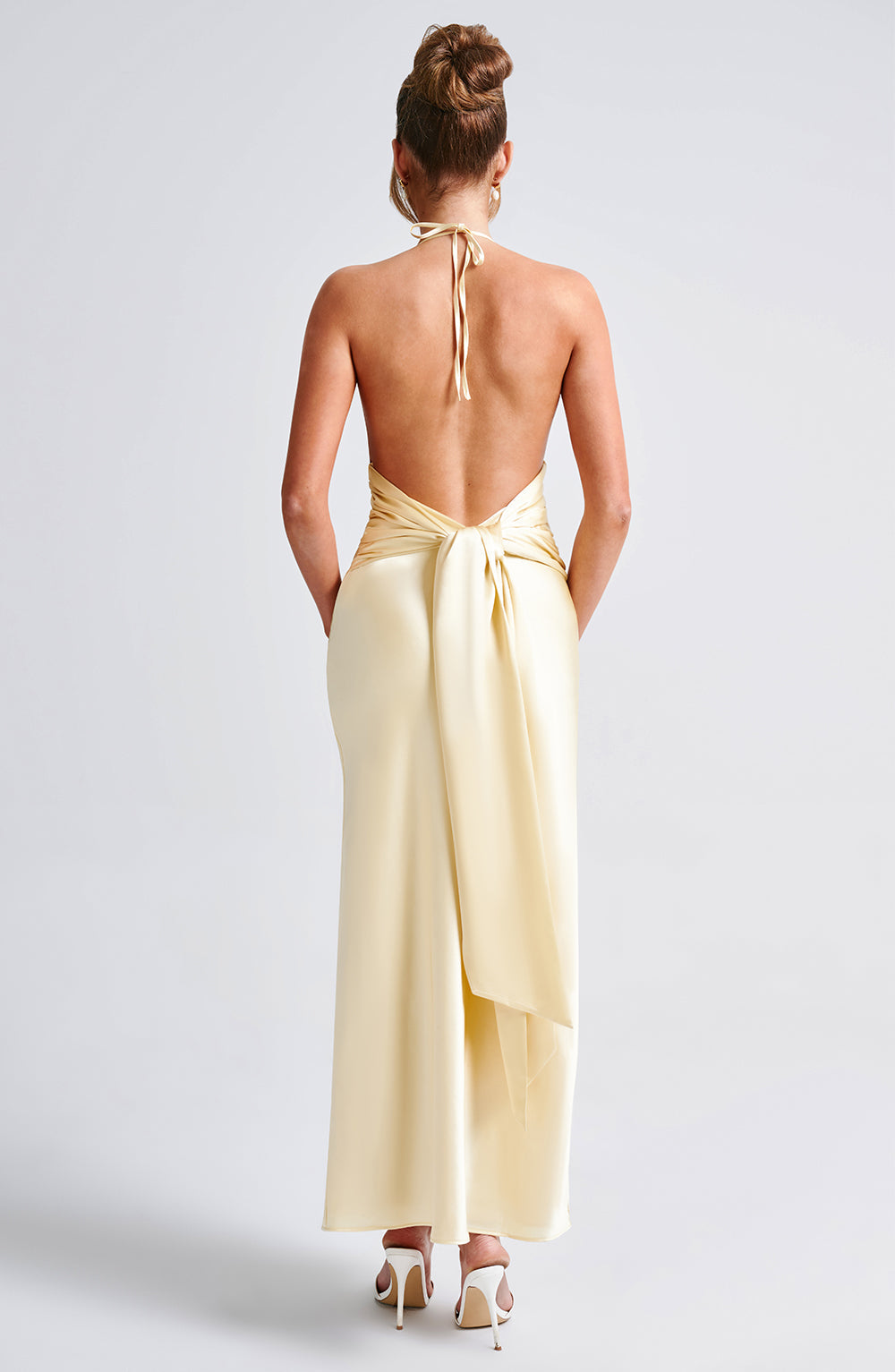 Saten Sırt Dekolteli Yırtmaçlı Uzun Elbise – Krem