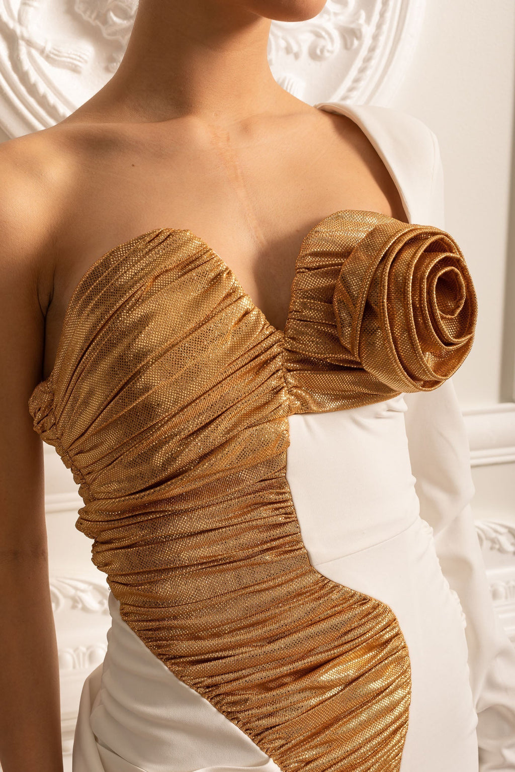 Büzgülü Altın Detaylı Asimetrik Abiye Elbise – Beyaz