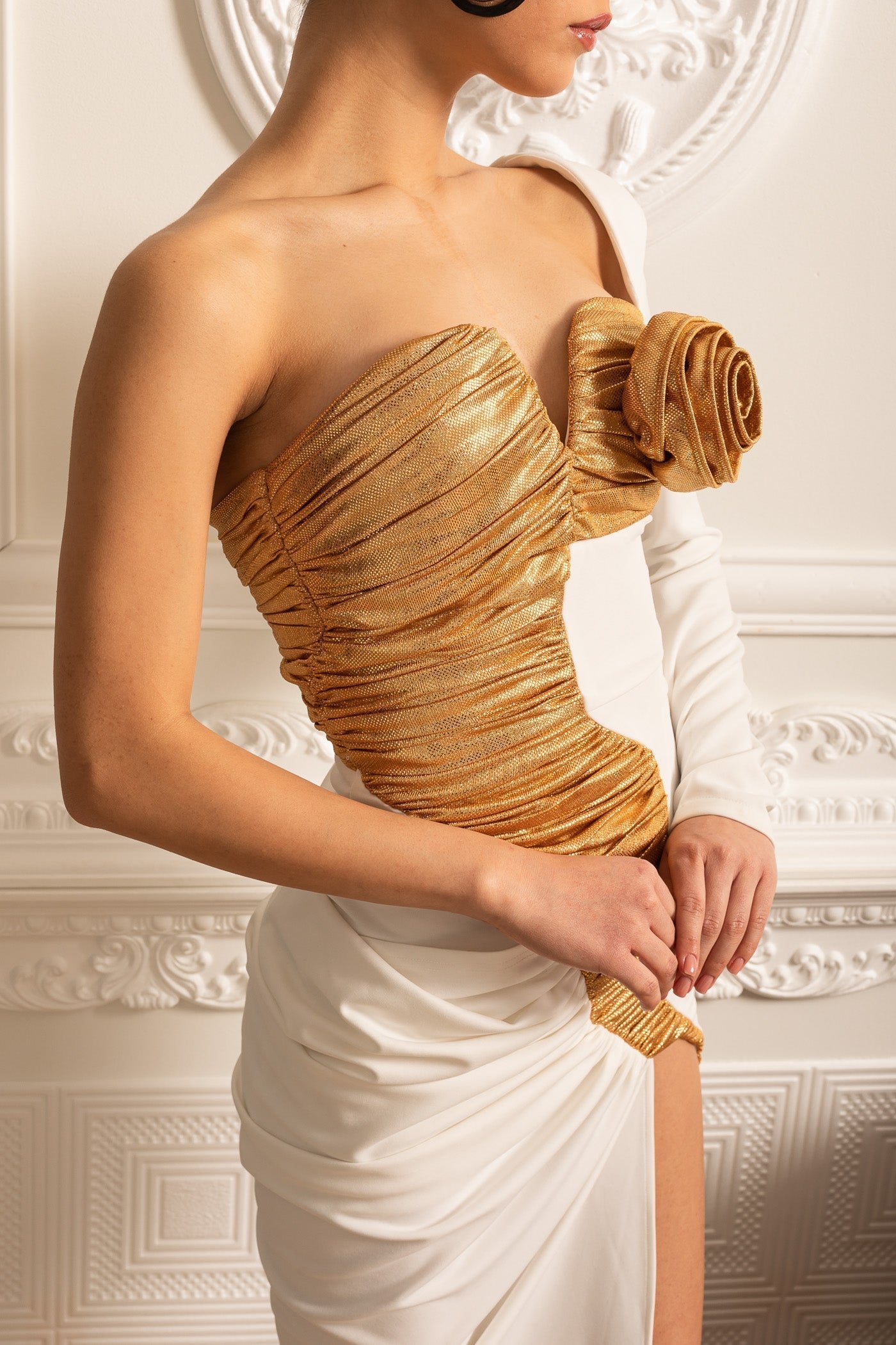 Büzgülü Altın Detaylı Asimetrik Abiye Elbise – Beyaz