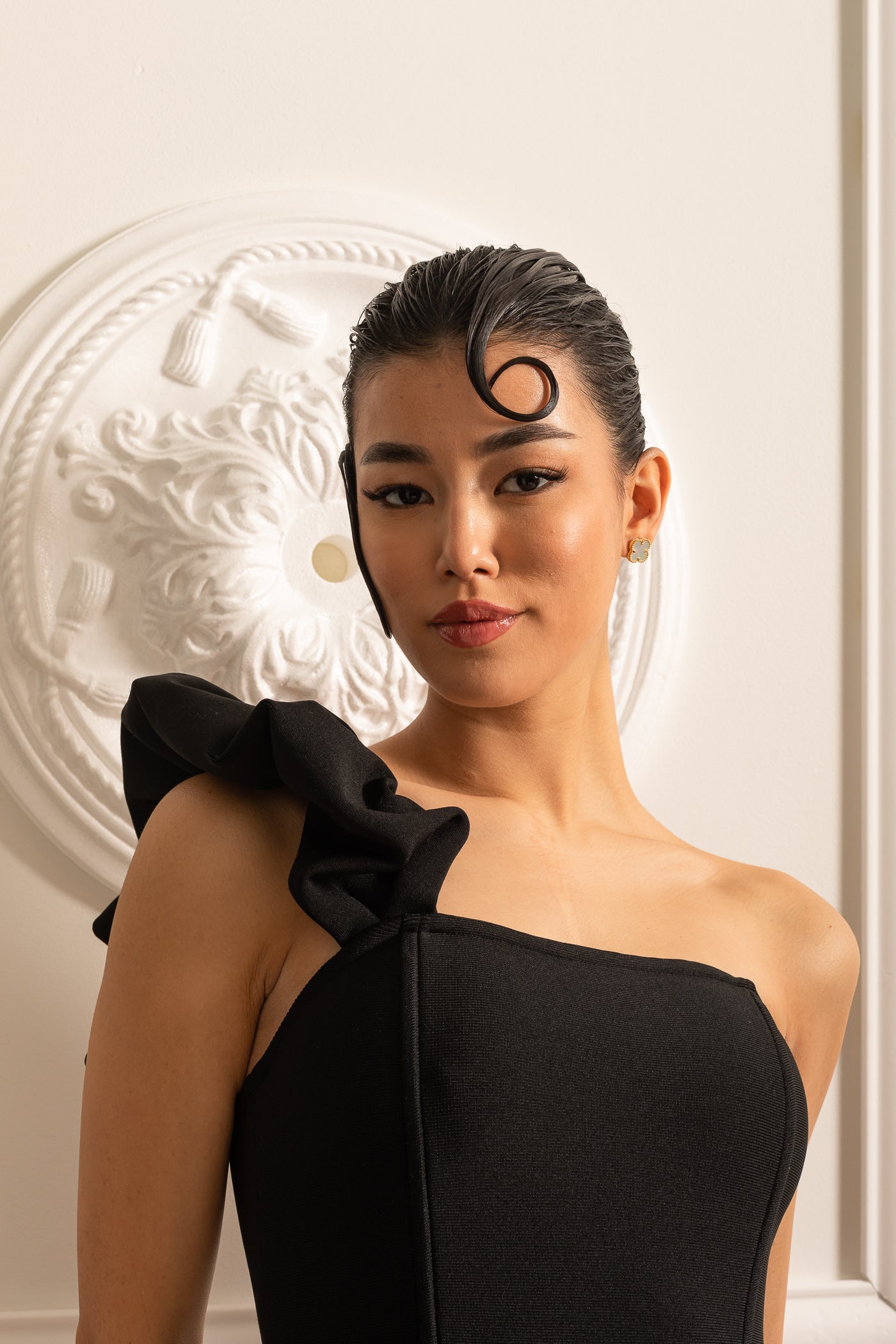 Fırfırlı Etek Ucu ve Omuz Askılı Çiçek Desenli Mini Elbise – Siyah