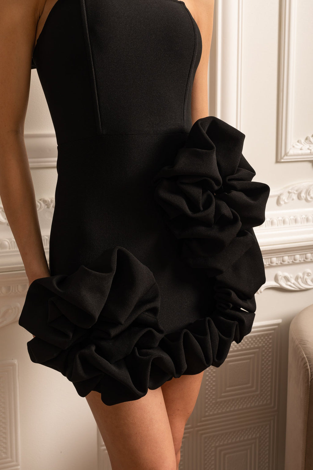 Fırfırlı Etek Ucu ve Omuz Askılı Çiçek Desenli Mini Elbise – Siyah