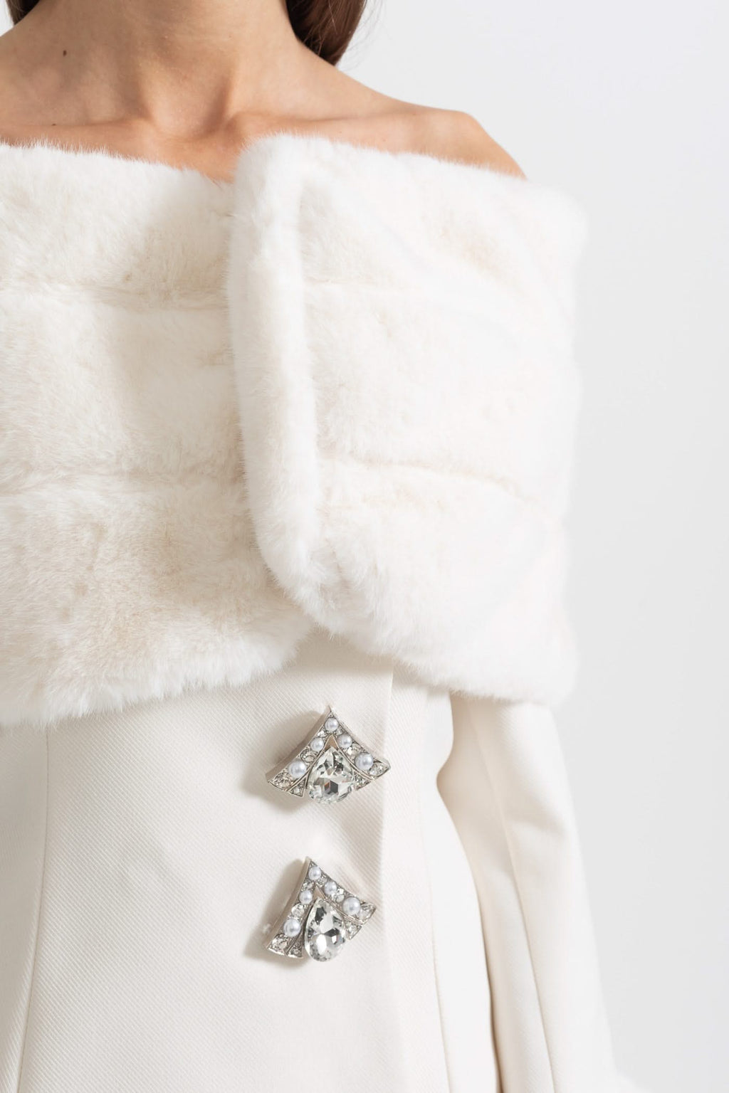 Sahte Kürk Şal, Manşetler Ve Midi Etekli İki Parçalı Takım - Beyaz