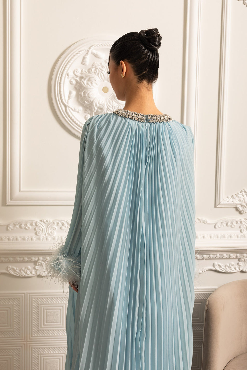 Tüy Detaylı Manşet ve Işıltılı Yaka Tasarımlı Pileli Uzun Elbise – Mavi