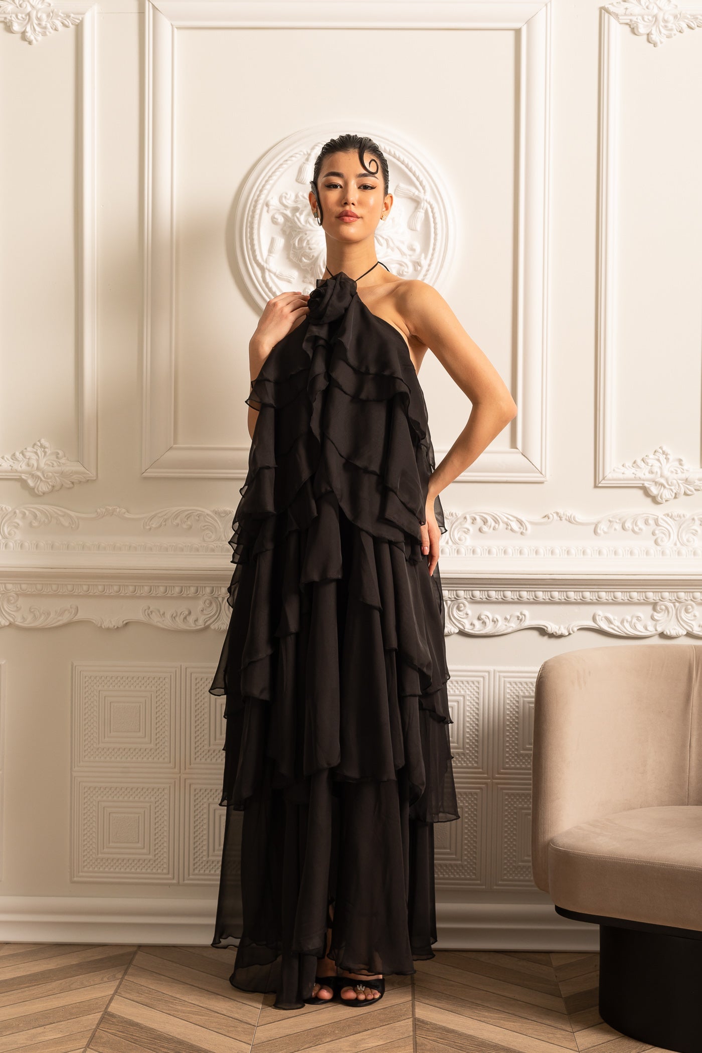 Süslemeli Yaka Çiçeği Detaylı Kat Kat Fırfırlı Boyundan Bağlamalı Elbise – Siyah