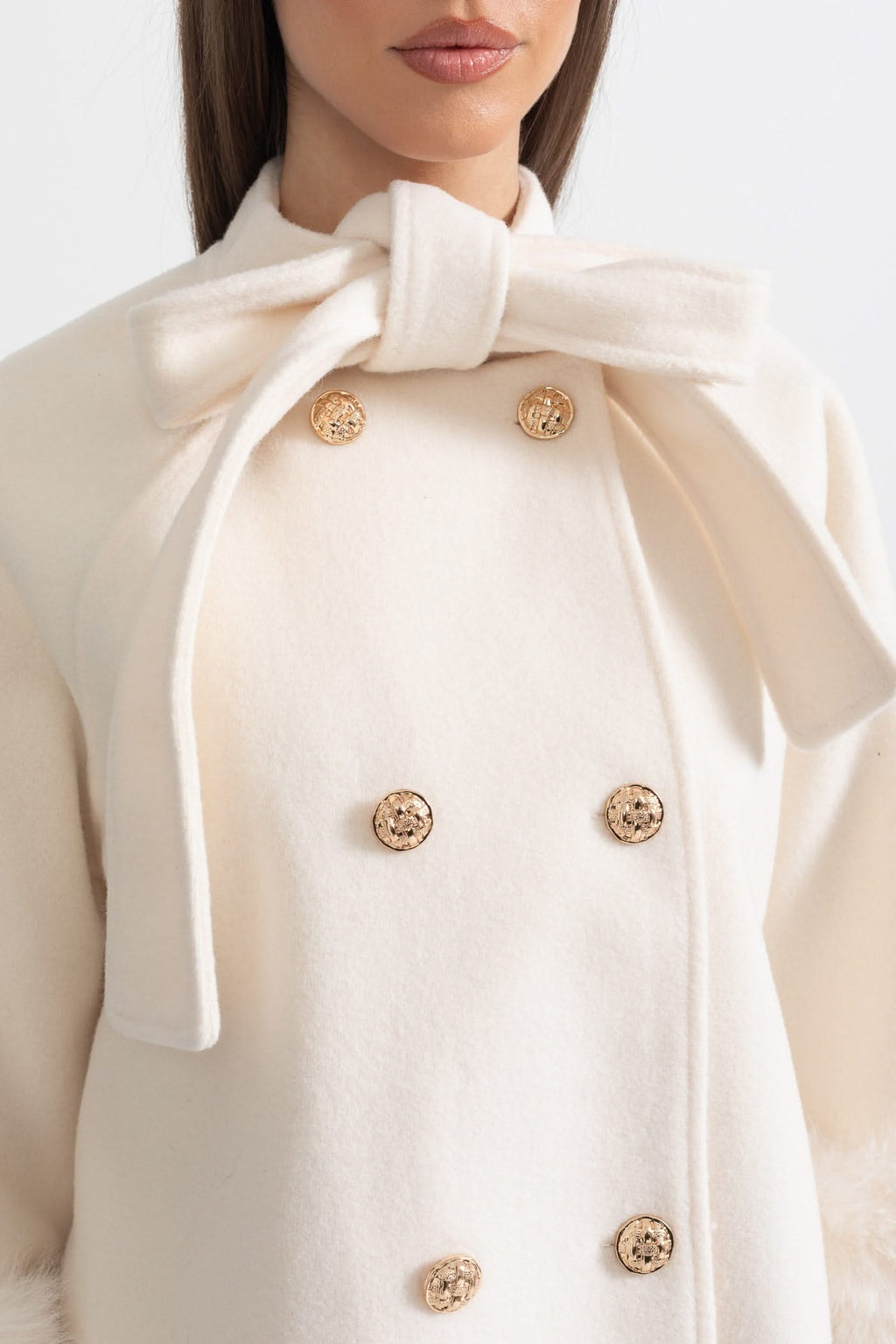 Kürk Manşet Detayları Ve Yaka Kurdelesi Olan Çift Düğmeli Palto - Fildişi