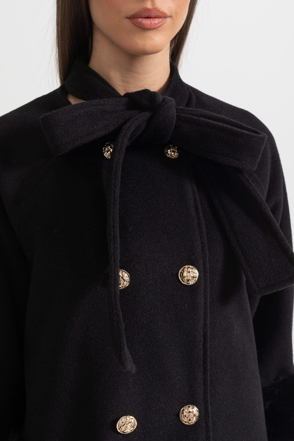 Kürk Manşet Detayları Ve Yaka Kurdelesi Olan Çift Yakalı Palto - Siyah