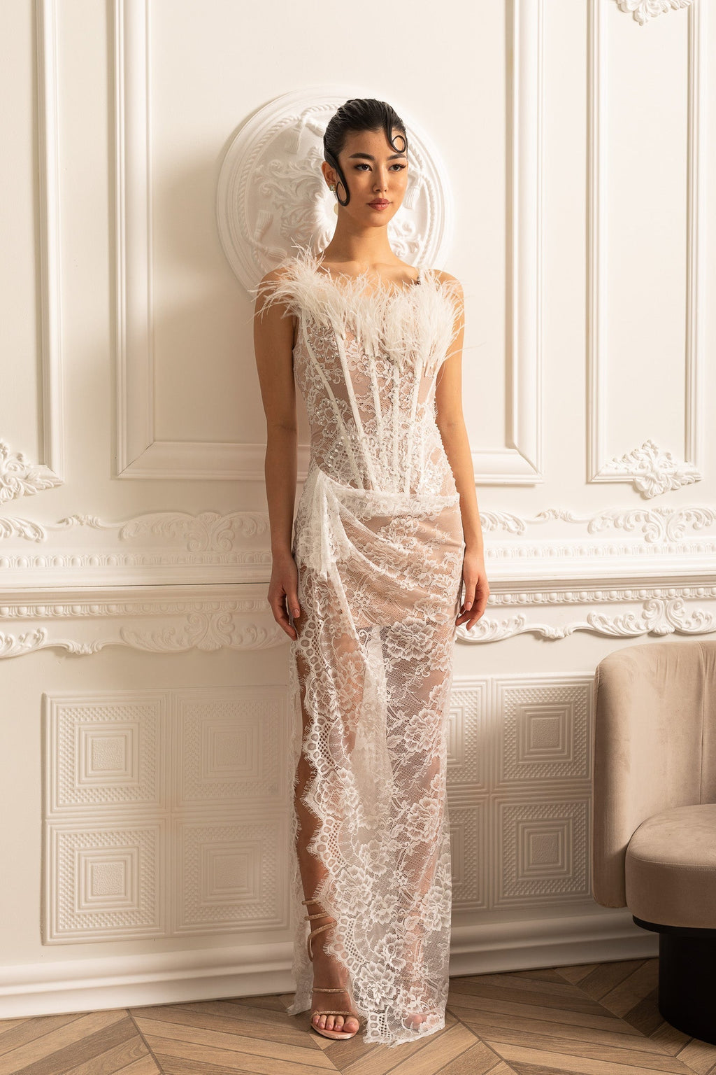 Tüy Süslemeli Yaka Detaylı Zarif Dantel Abiye Elbise – Beyaz