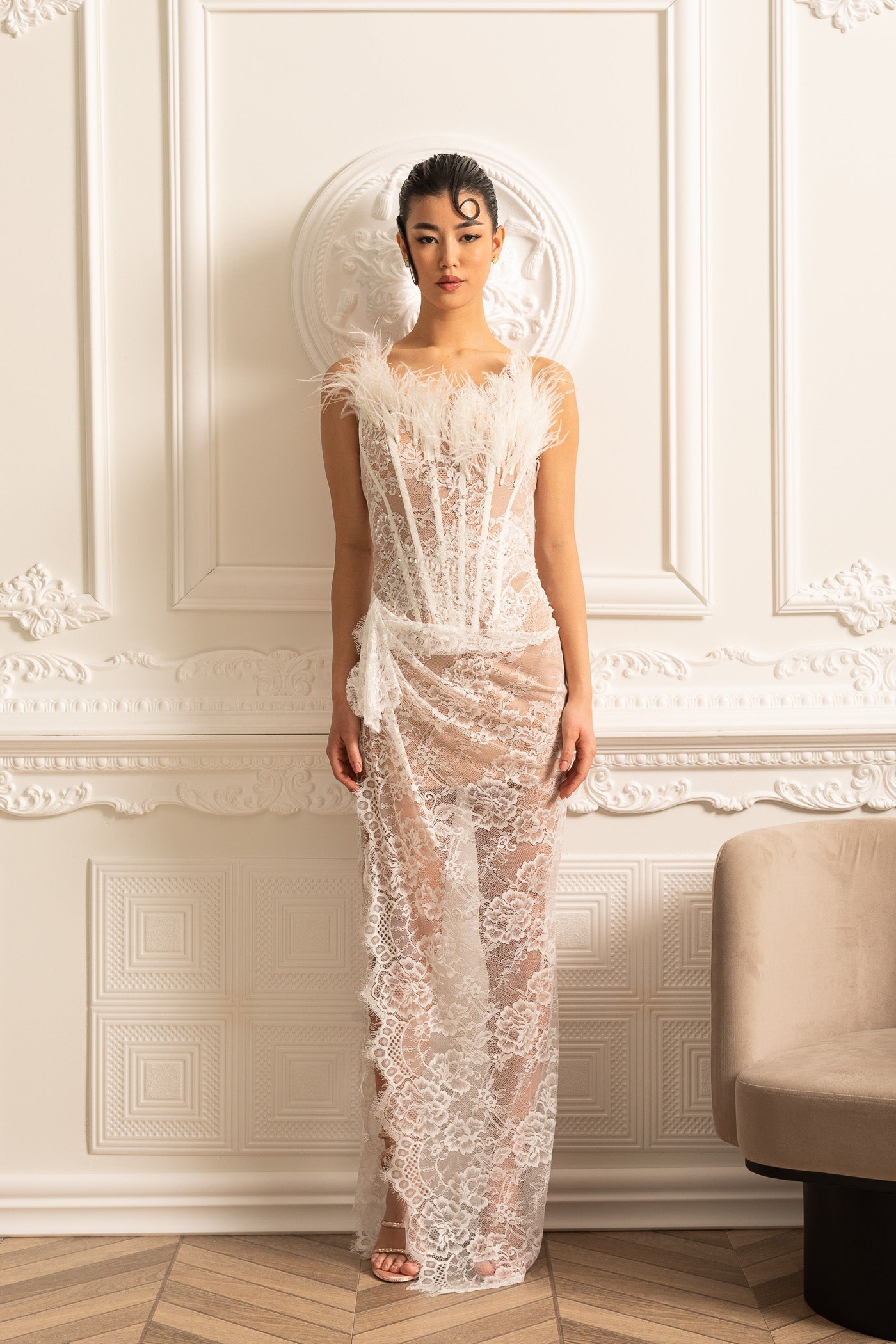 Tüy Süslemeli Yaka Detaylı Zarif Dantel Abiye Elbise – Beyaz