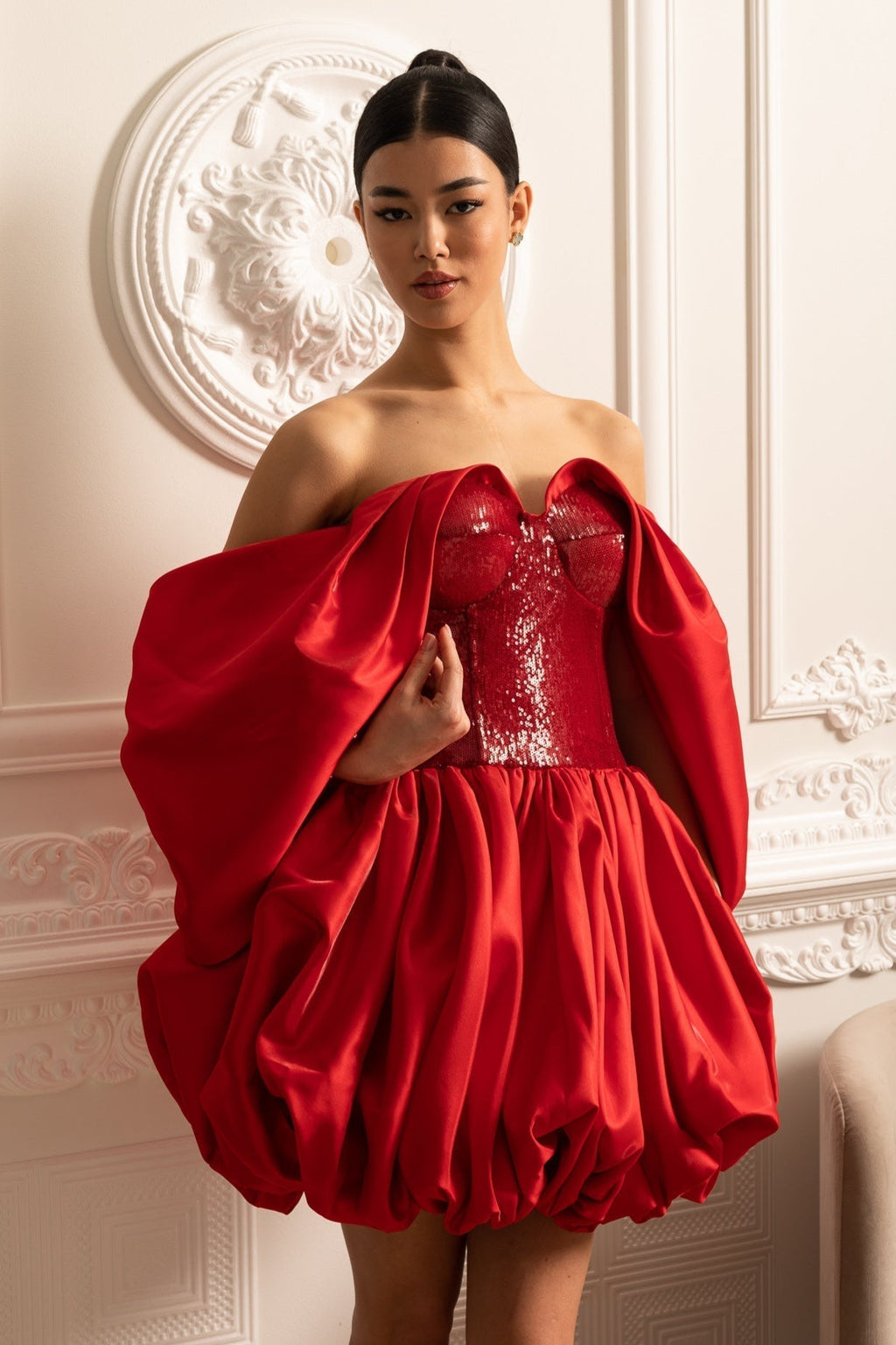 Omuz Açık, Hacimli Etekli ve Akışkan Kollu Elbise – Kırmızı