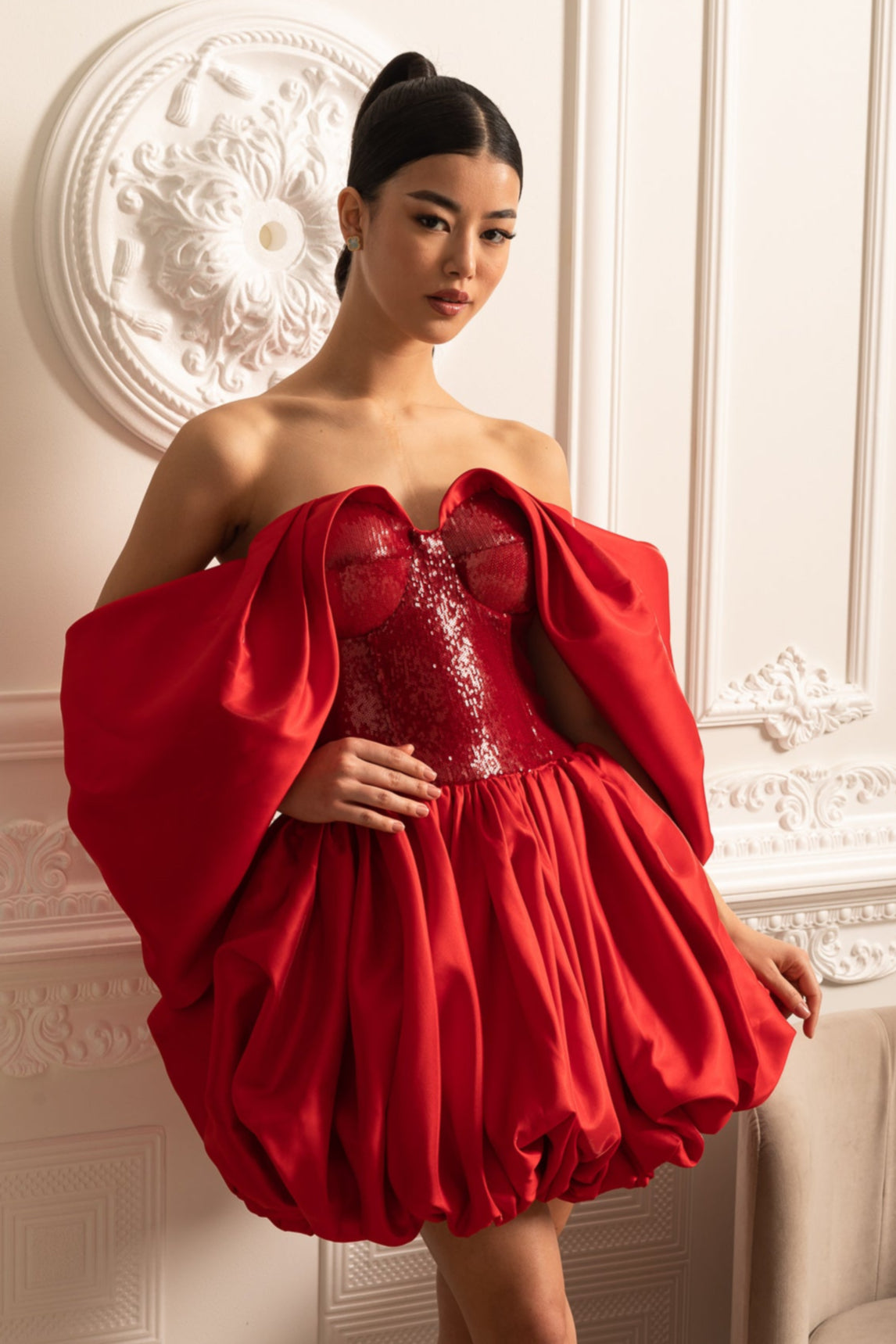 Omuz Açık, Hacimli Etekli ve Akışkan Kollu Elbise – Kırmızı