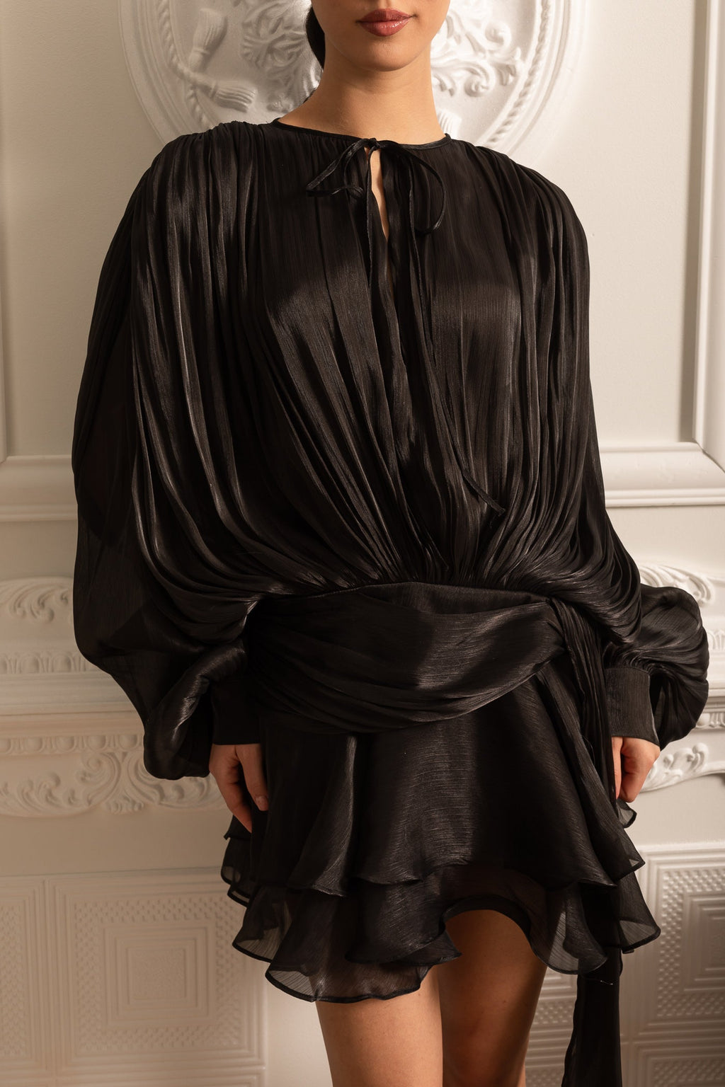 Drapeli Uzun Kollu, Mini Etekli ve Büzgülü Bel Detaylı Elbise – Siyah