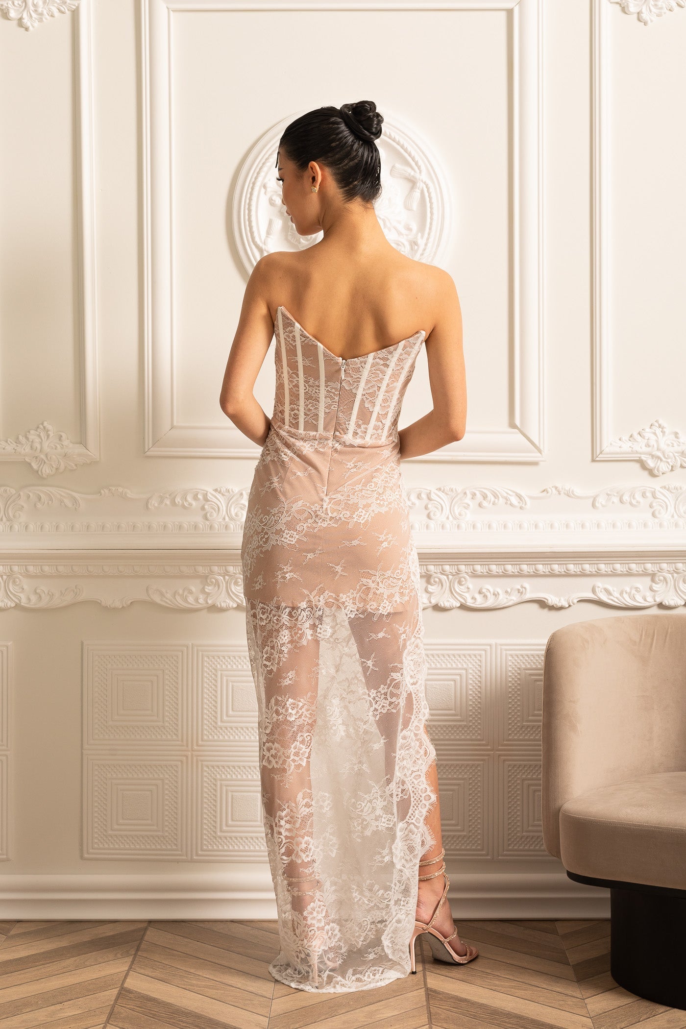 Tüy Süslemeli Yaka Detaylı Zarif Dantel Abiye Elbise – Beyaz