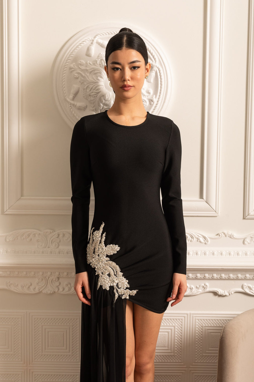 Beyaz Kalça Detaylı ve Şeffaf Uzun Etek Uzantılı Asimetrik Vücuda Oturan Elbise – Siyah