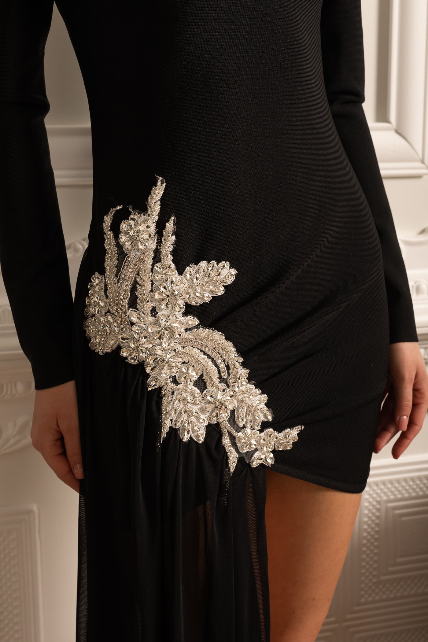 Beyaz Kalça Detaylı ve Şeffaf Uzun Etek Uzantılı Asimetrik Vücuda Oturan Elbise – Siyah