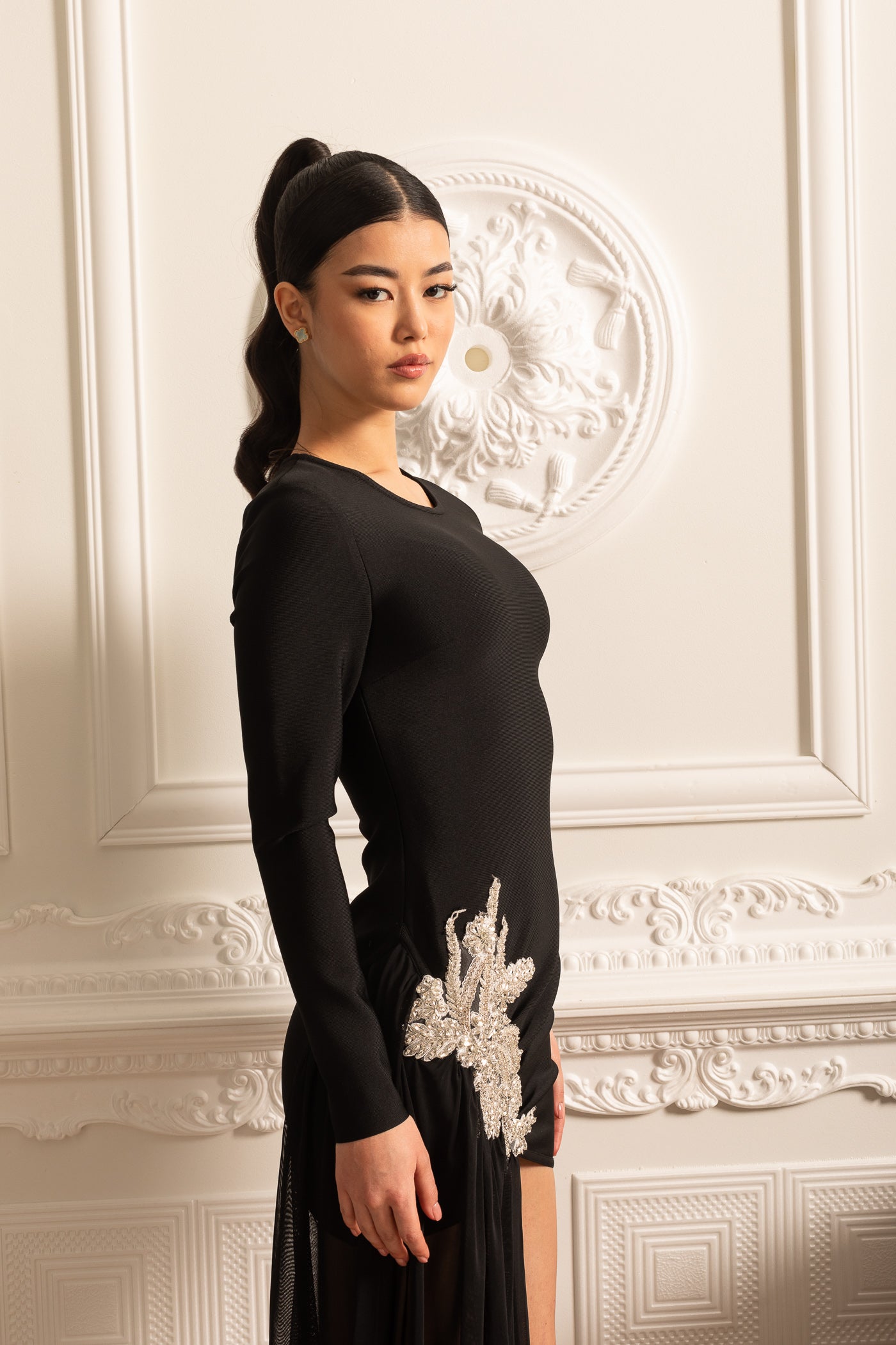 Beyaz Kalça Detaylı ve Şeffaf Uzun Etek Uzantılı Asimetrik Vücuda Oturan Elbise – Siyah