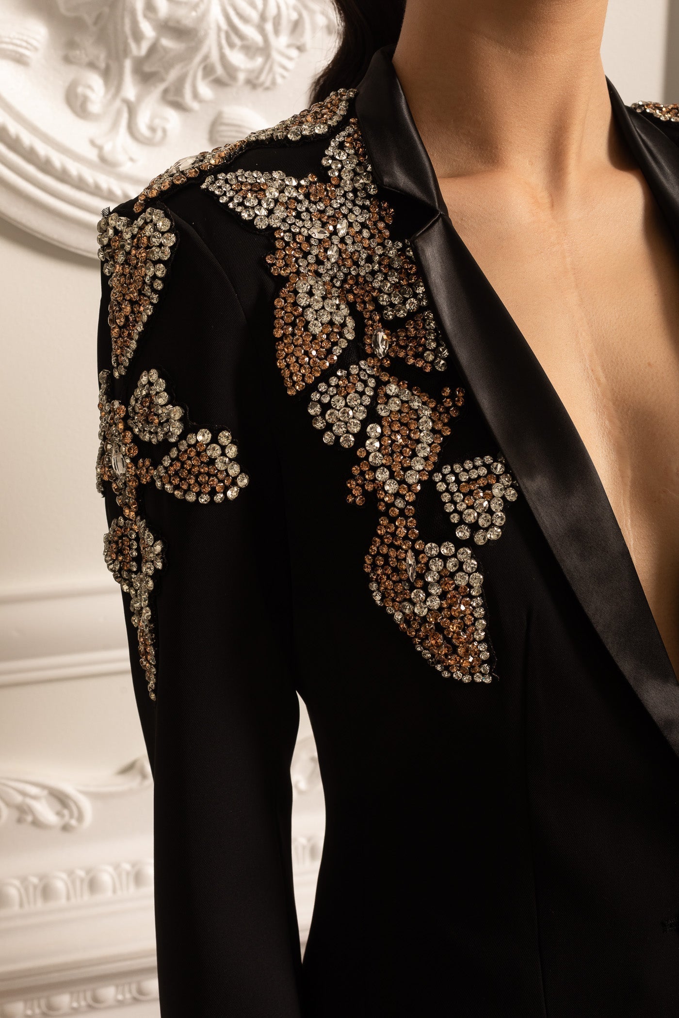 Taş Detaylı Ceket ve Uyumlu Bol Paça Pantolondan Oluşan Zarif Takım – Siyah