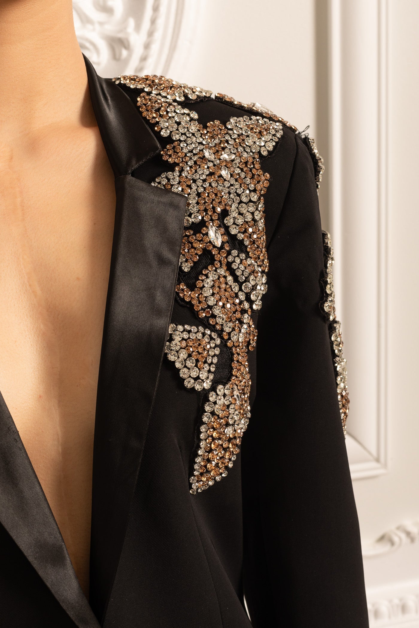 Taş Detaylı Ceket ve Uyumlu Bol Paça Pantolondan Oluşan Zarif Takım – Siyah