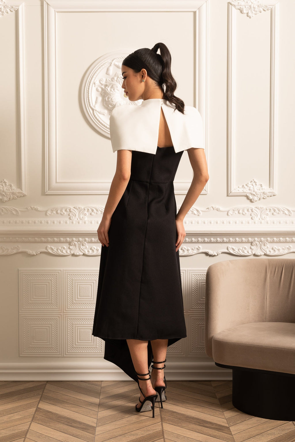 Zıt Renkli Beyaz Çıkarılabilir Pelerin Detaylı Zarif Asimetrik Elbise – Siyah