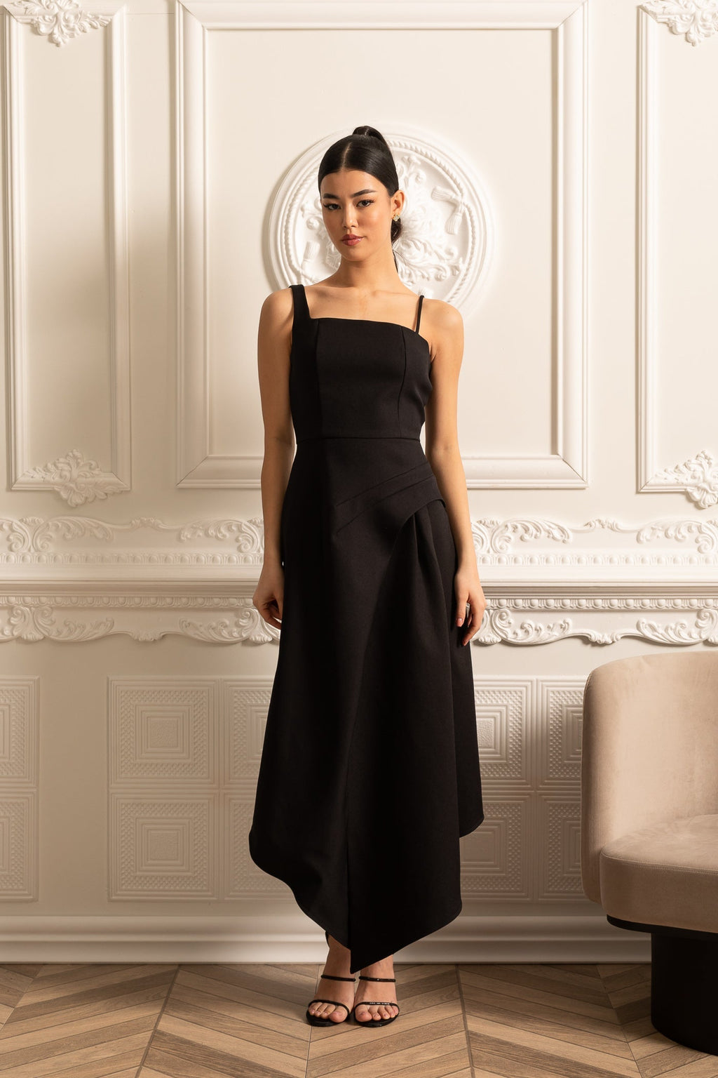 Zıt Renkli Beyaz Çıkarılabilir Pelerin Detaylı Zarif Asimetrik Elbise – Siyah