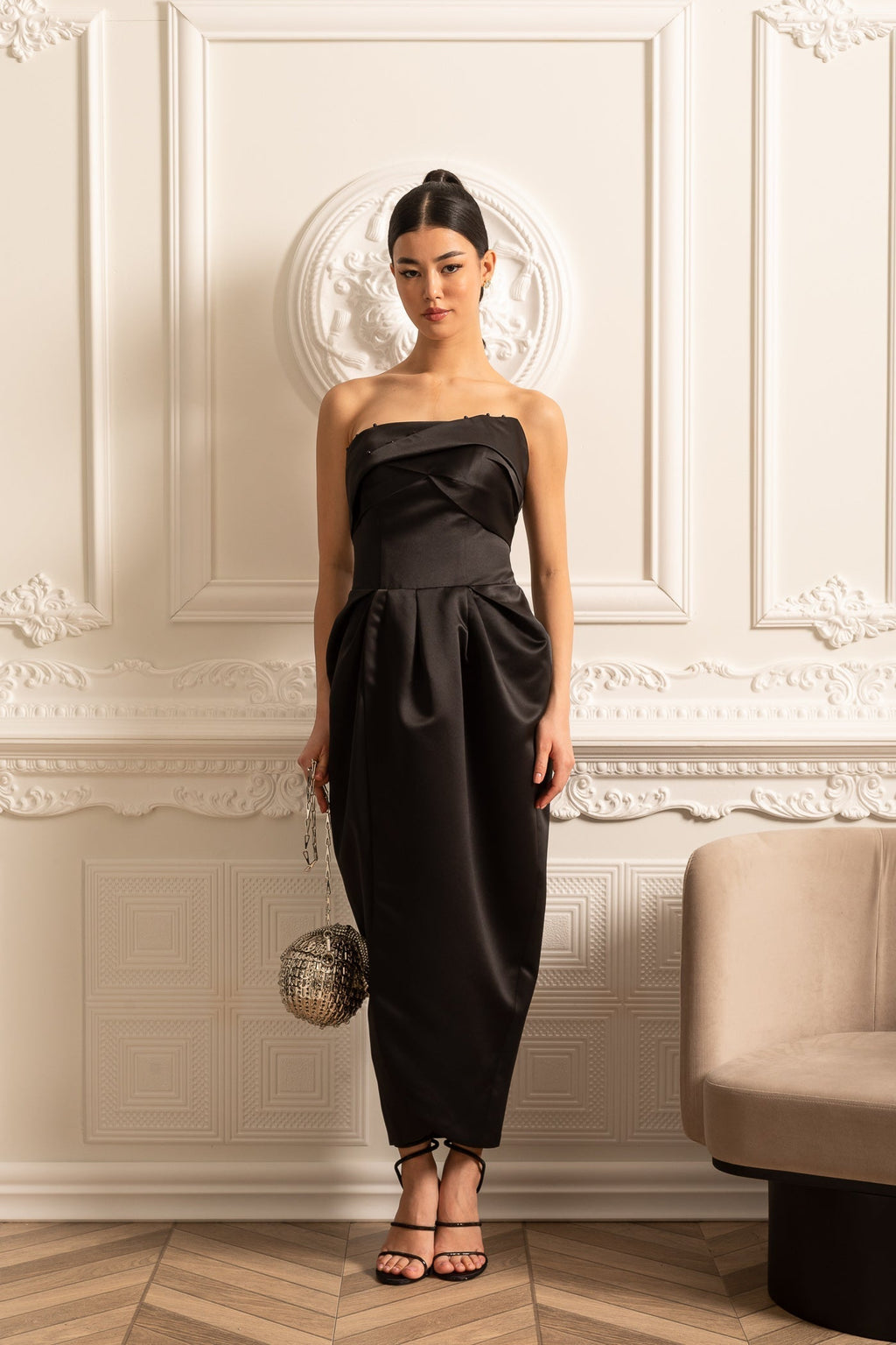 Büzgülü Göğüs Detaylı Straplez Midi Elbise – Siyah