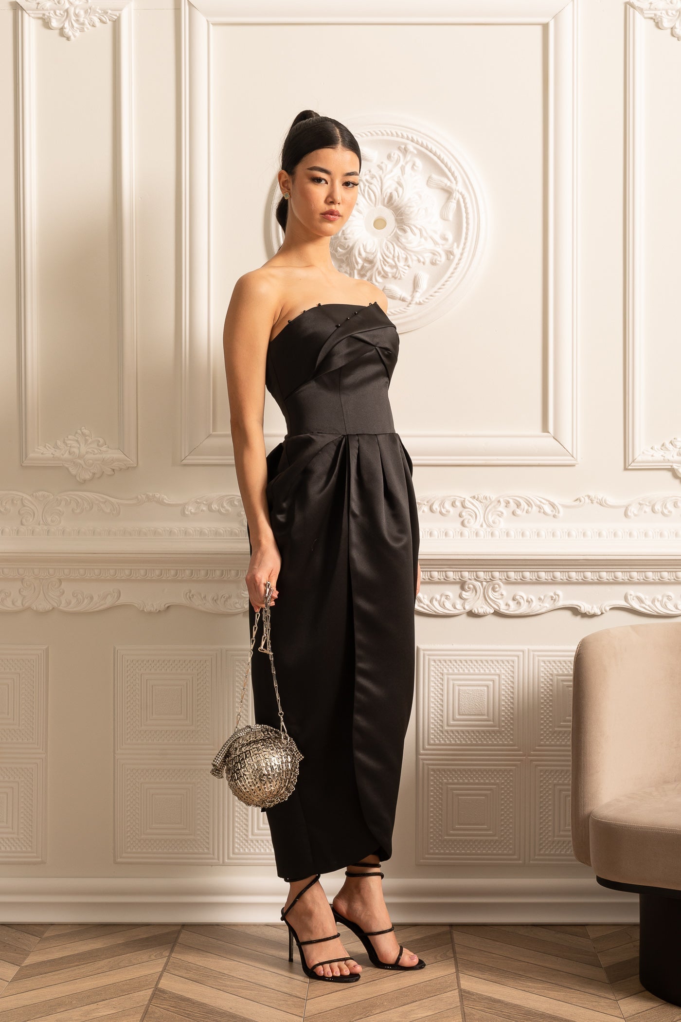 Büzgülü Göğüs Detaylı Straplez Midi Elbise – Siyah