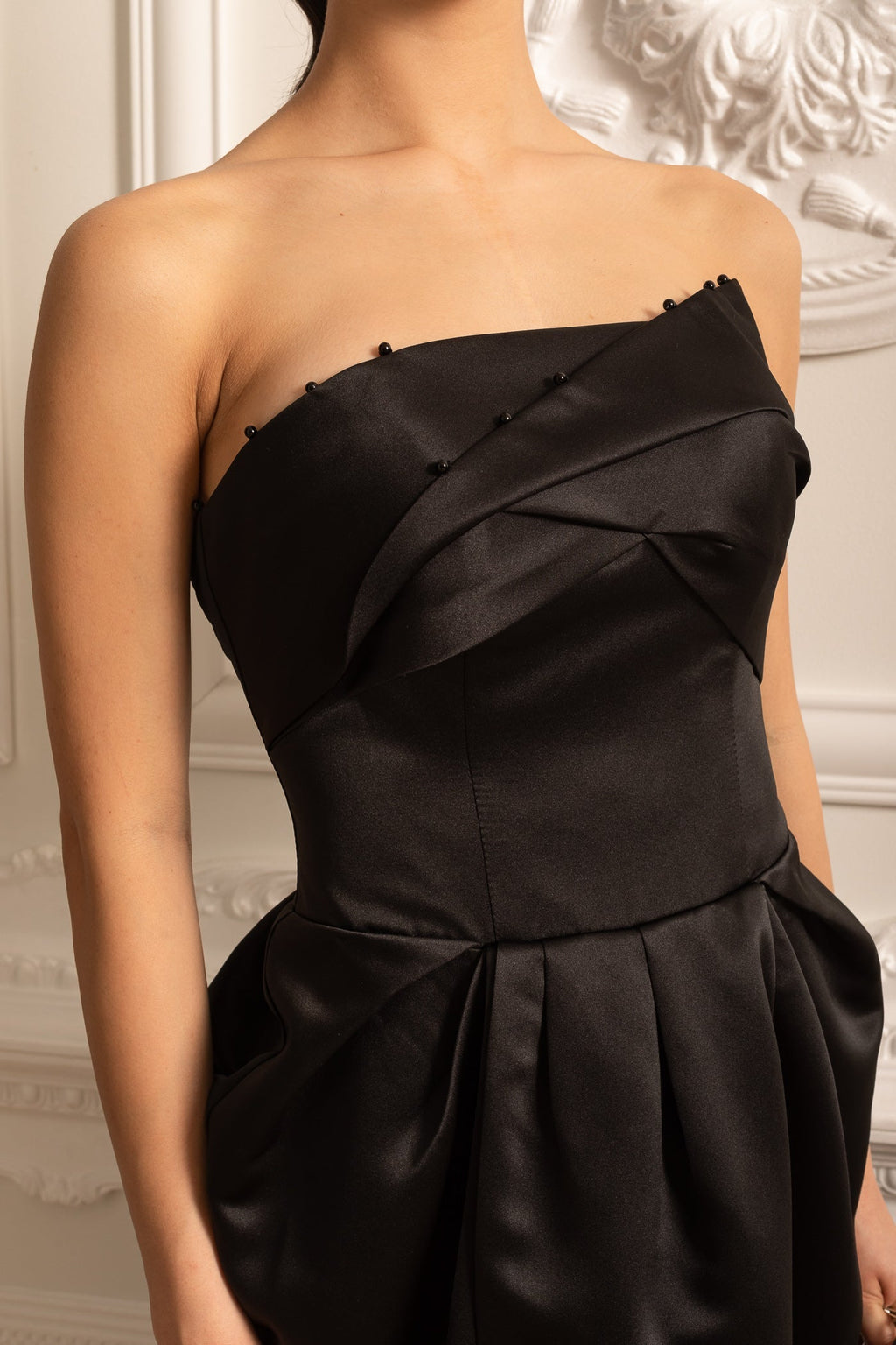 Büzgülü Göğüs Detaylı Straplez Midi Elbise – Siyah