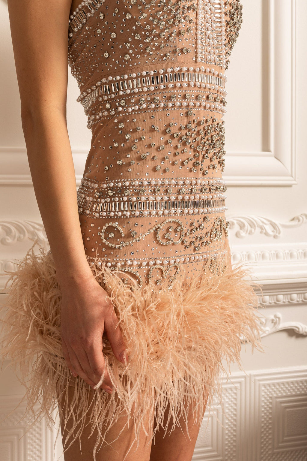 Boncuk ve Kristal Süslemeli Zarif Boyundan Bağlamalı Elbise – Bej