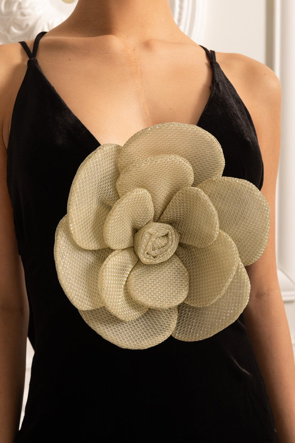 Sırt Dekolteli ve Çiçek Süslemeli Abiye Elbise – Siyah