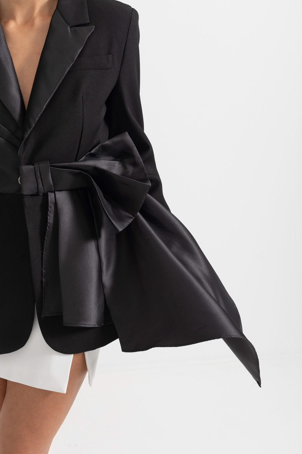 Sırt Kesimli Zarif Asimetrik Blazer - Siyah