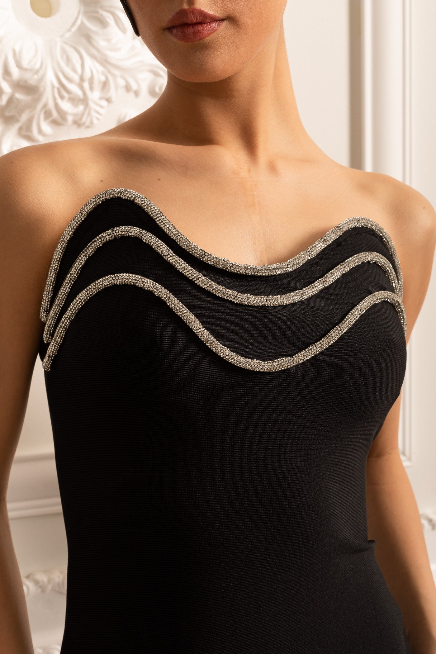 Gümüş İşlemeli Yaka Detaylı Zarif Vücuda Oturan Elbise – Siyah