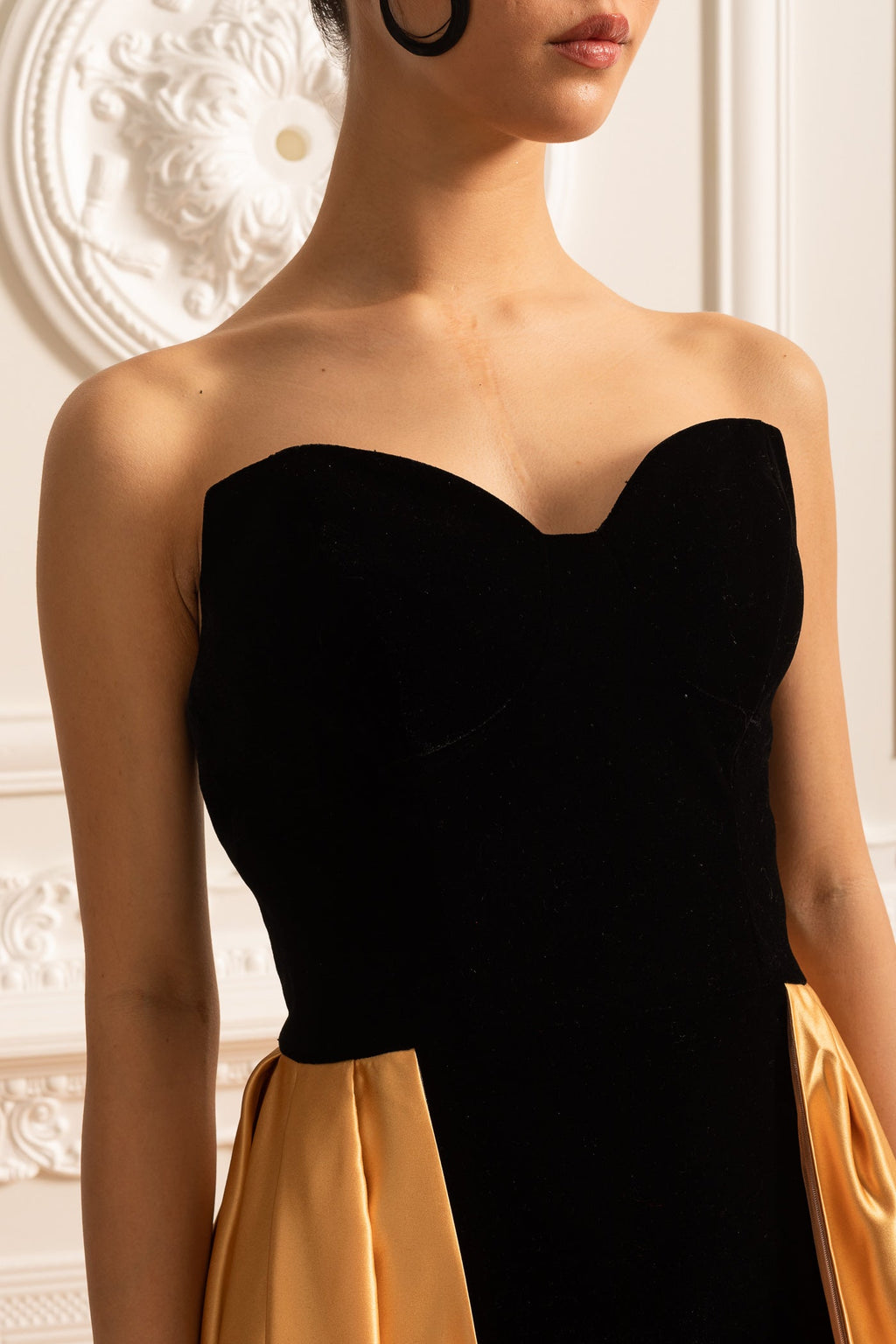 Vücuda Oturan Kadife Üst ve Akışkan Altın Saten Etekli Abiye Elbise – Siyah